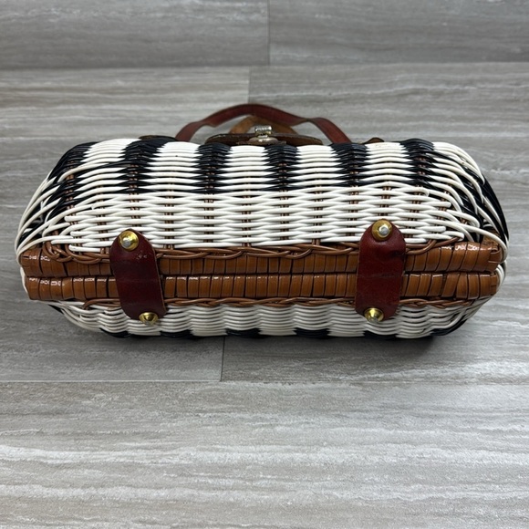 Vintage Styled by Encore Woven Clamshell Handbag - Picture 2 of 12